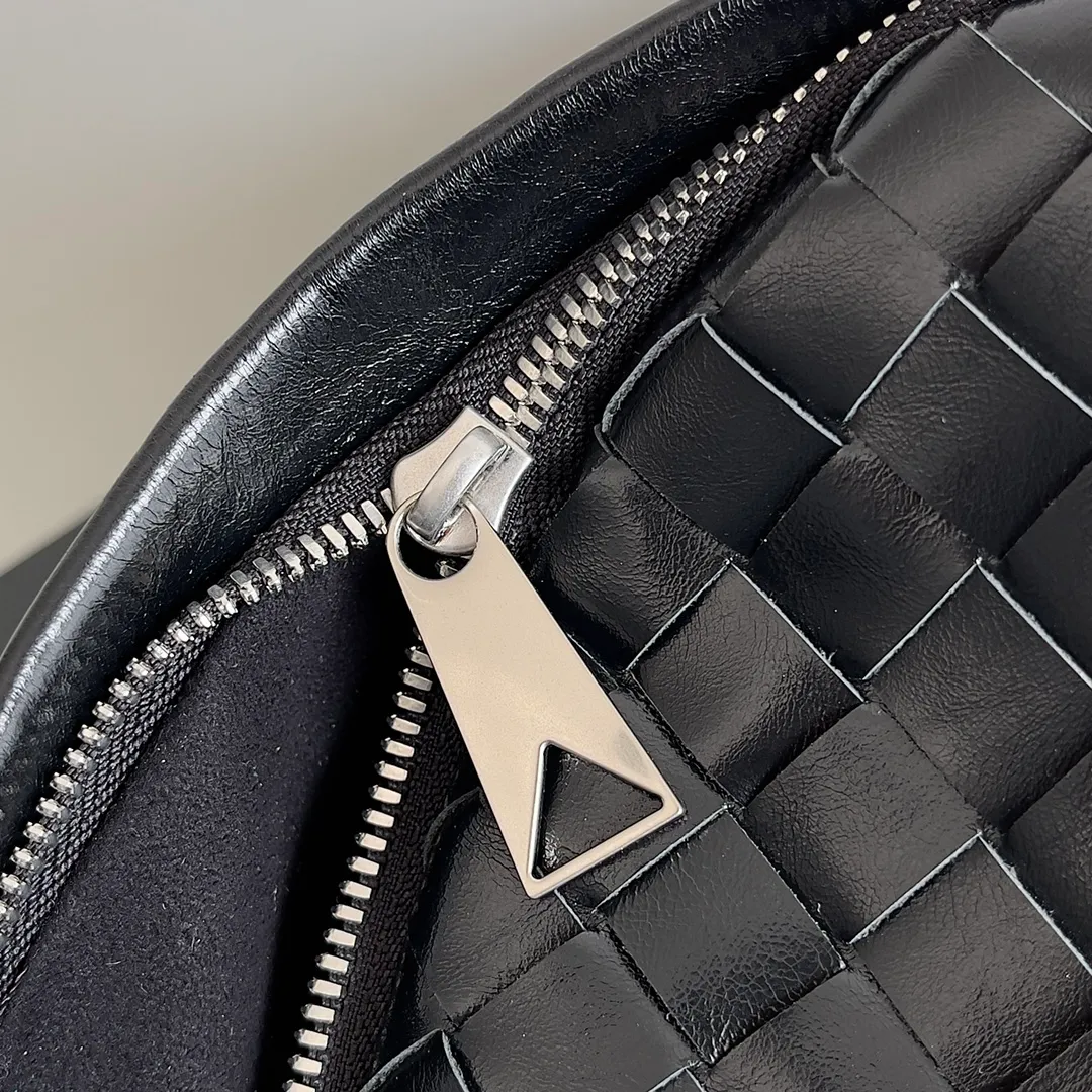 Batch 3100 BV’s new woven backpack is so delicious ~ BV has finally released a backpack that I have been looking forward to for a hundred times ~ Full of details Luxurious leather + ultimate details + invincible capacity, it’s really awesome ~ Unique weaving technology and soft and comfortable calfskin imported from Italy. The design of the wide shoulder straps makes the stress points on the shoulders more even. There is a laptop compartment inside with double zipper opening. Daily commuting is not a problem at all! Style number: 730728 Size: 28*15*41